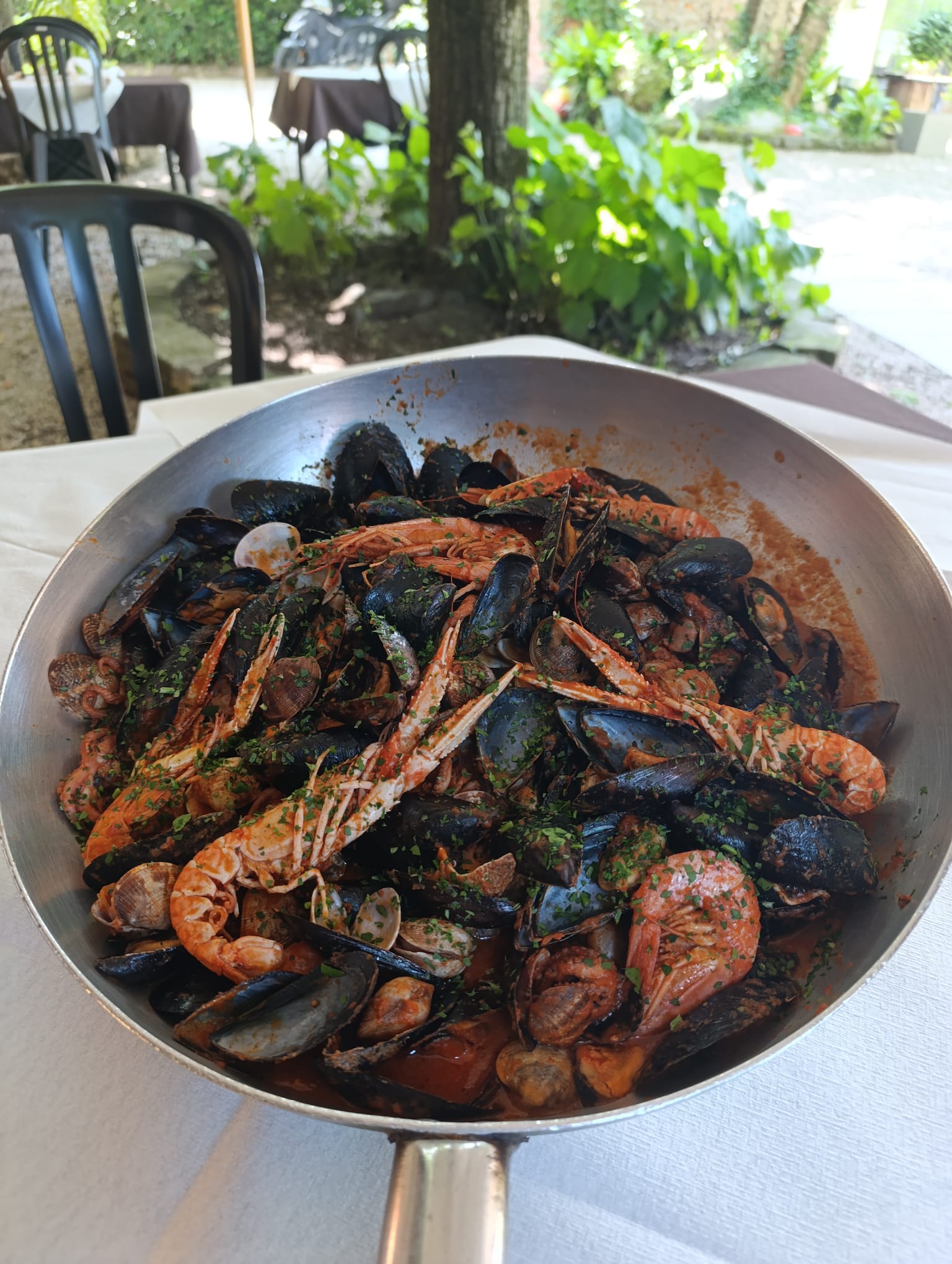 Spaghetti allo scoglio visti dall'alto, piatto della casa